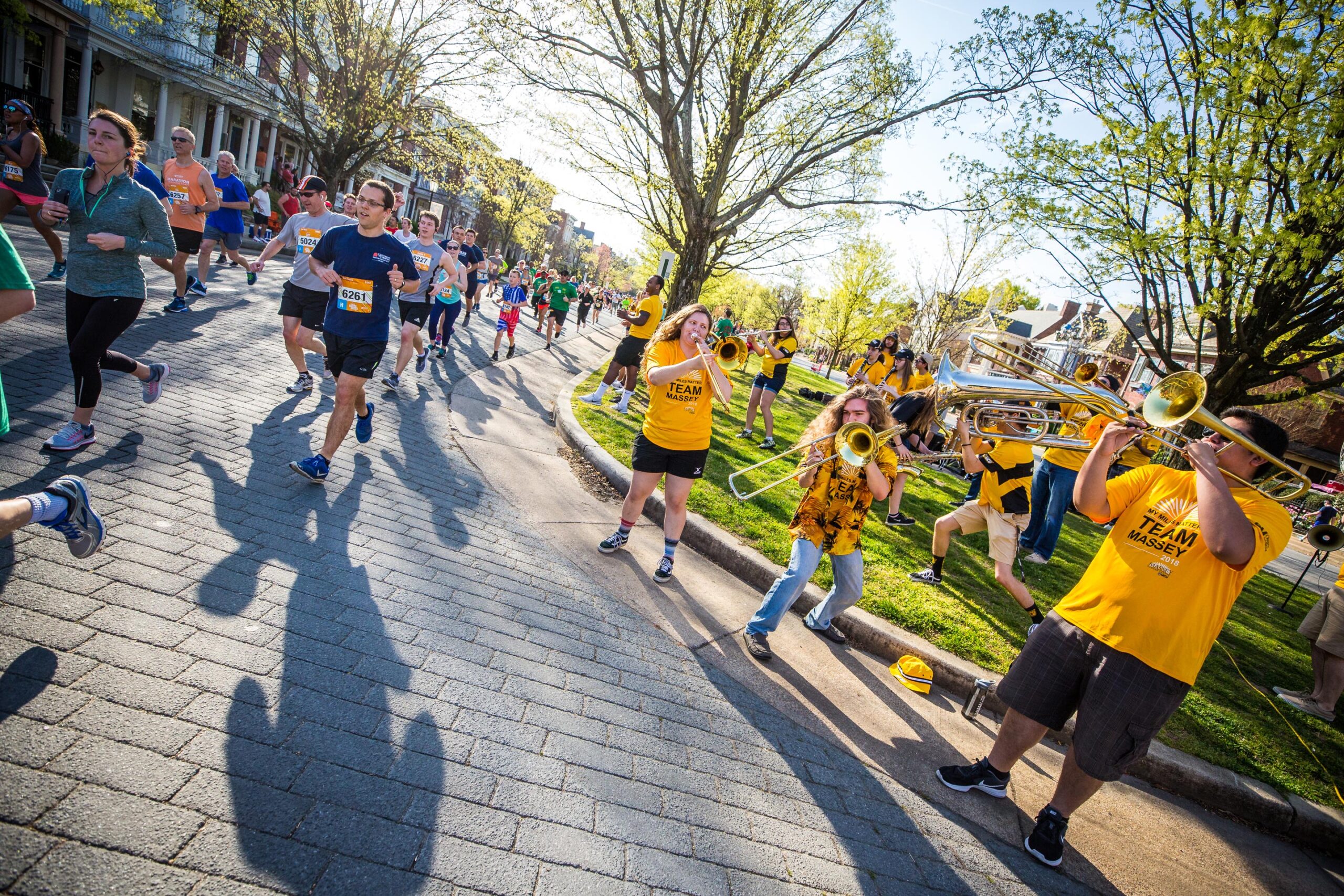 The Ukrop's Monument Avenue 10k features live bands, music, and DJs along the entire course!